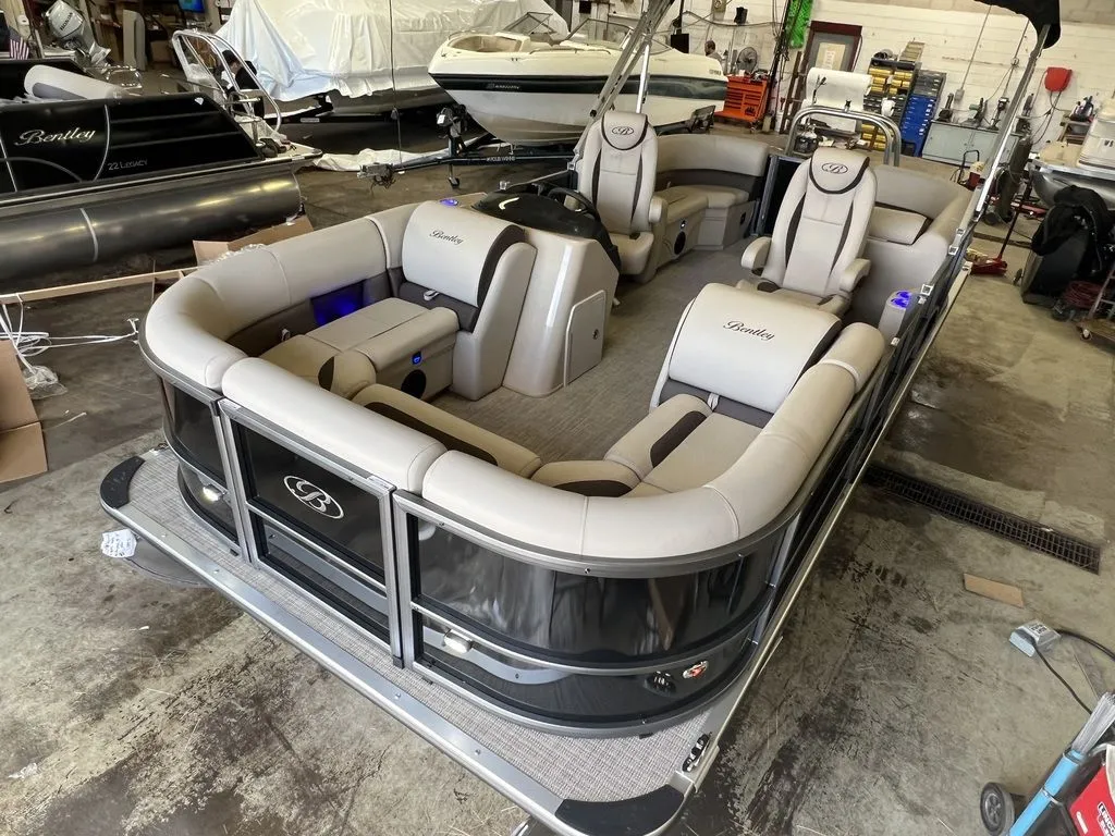 2024 Bentley Pontoons Legacy 200 Navigator Quad Lounge Pontoon & Honda 4-Stroke EFI
