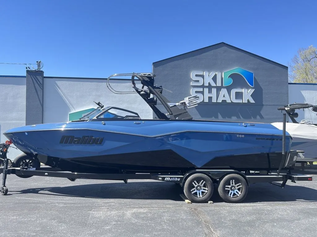 2022 Malibu Boats 25 LSV in Springfield, MO
