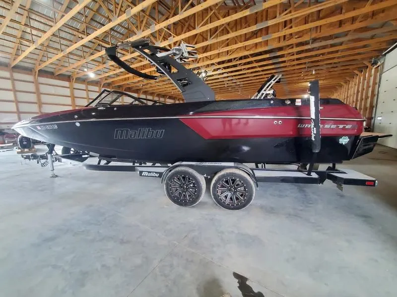 2019 Malibu Boats MALIBU WAKESETTER 24 MXZ in Fargo, ND