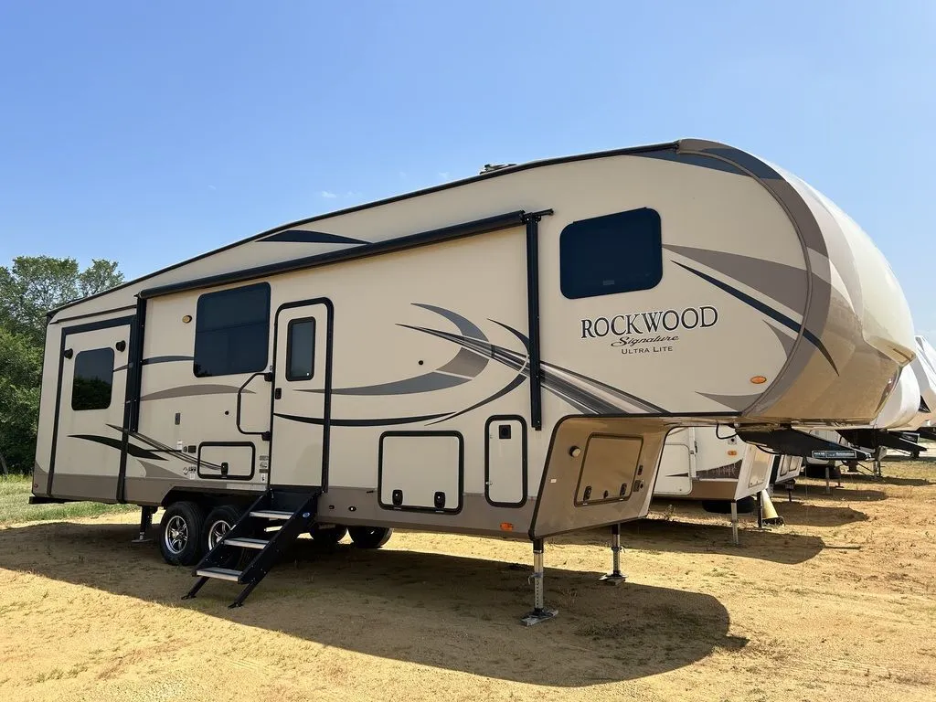 2018 Forest River Rockwood Signature Ultra Lite 8289WS