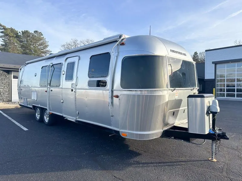 2019 Airstream Flying Cloud 30FB Bunk