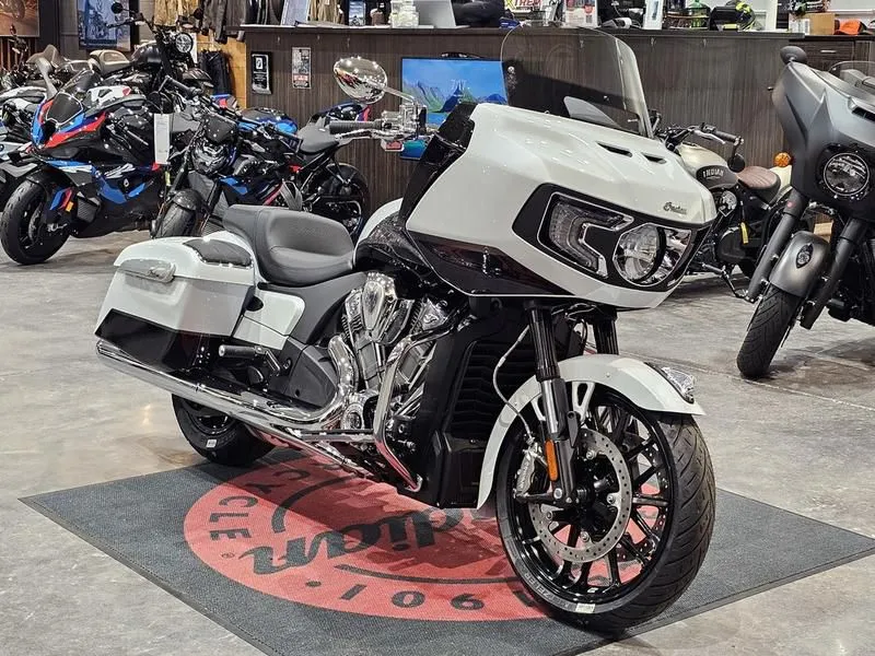 2024 Indian Motorcycle Challenger Limited with PowerBand Audio Package Ghost White Metallic
