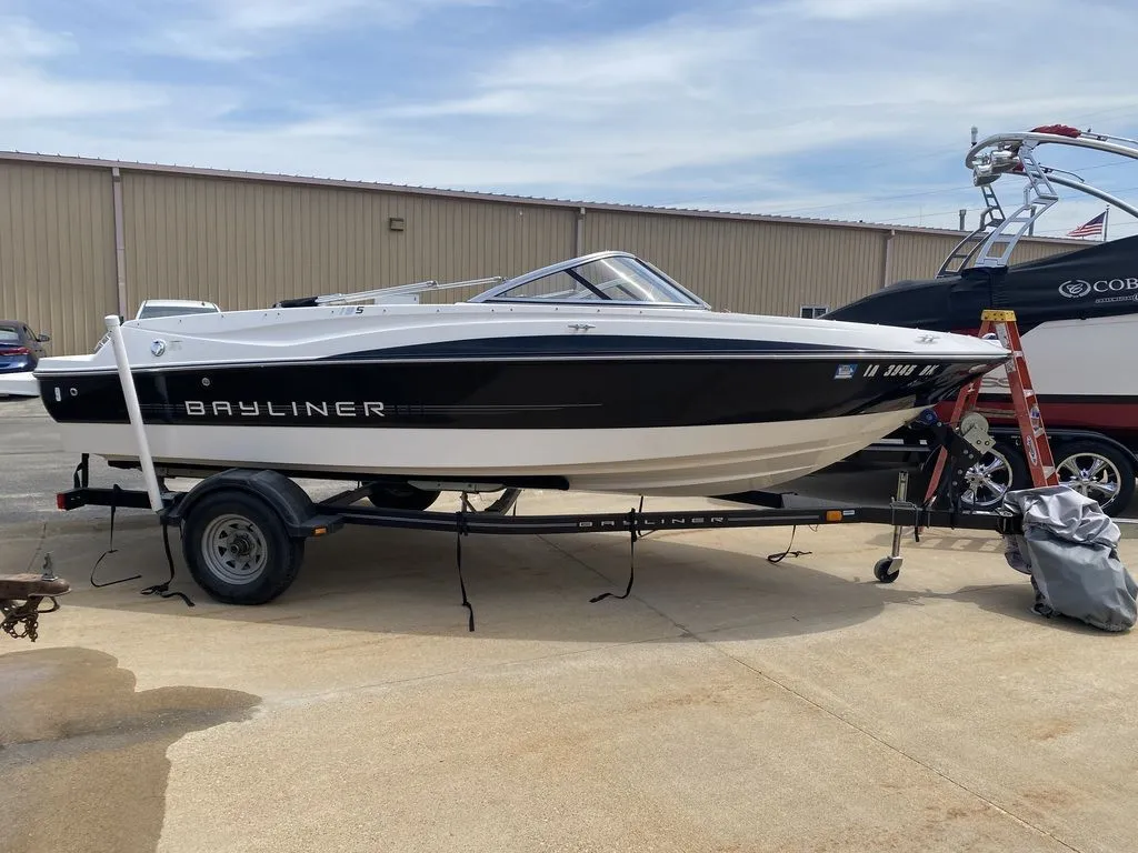 2012 Bayliner 195 Bowrider in Dubuque, IA