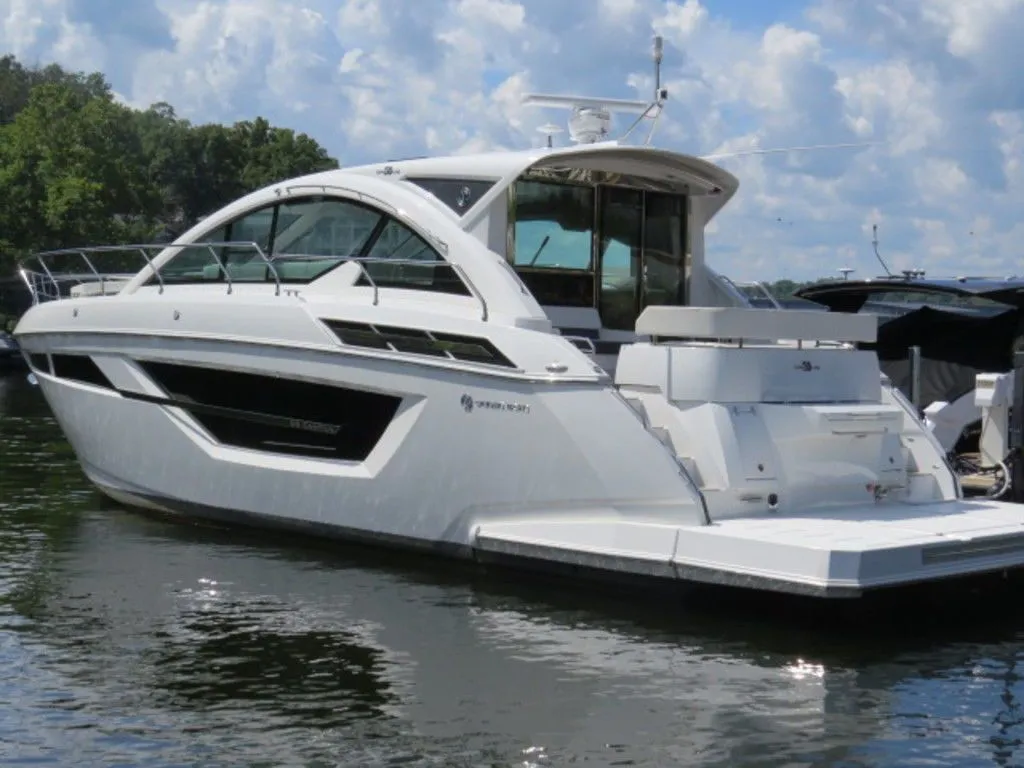 2018 Cruisers Yachts 50 Cantius