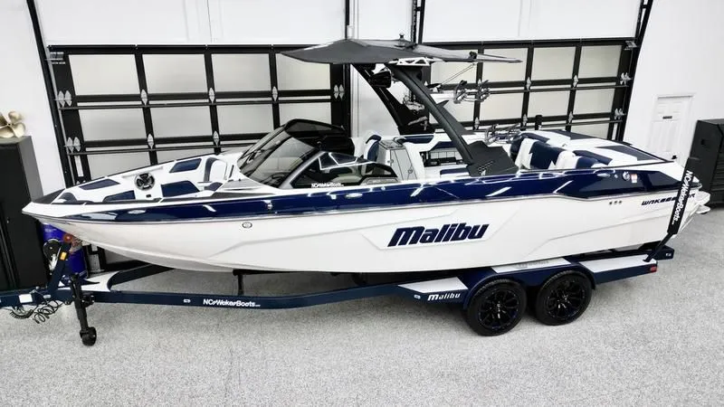 2021 Malibu Boats 25 LSV in Broadway, NC