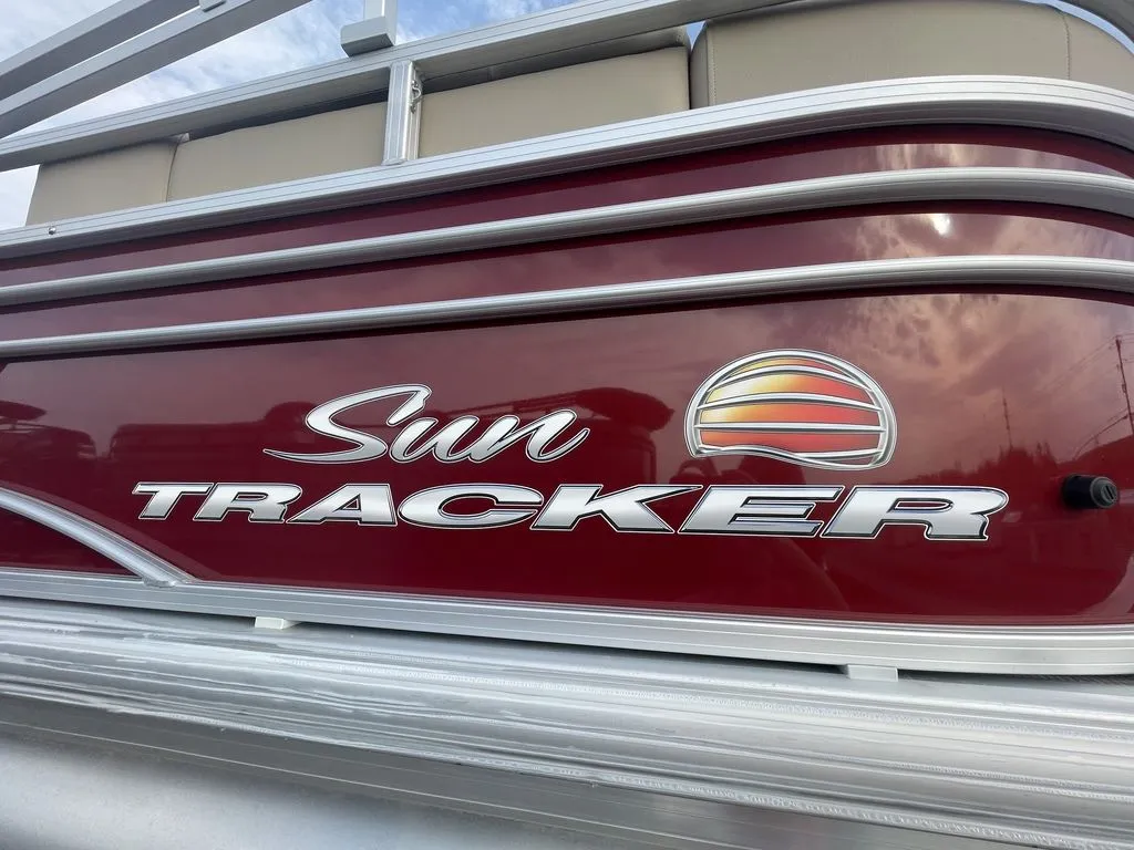 2023 Sun Tracker Party Barge 22DXL
