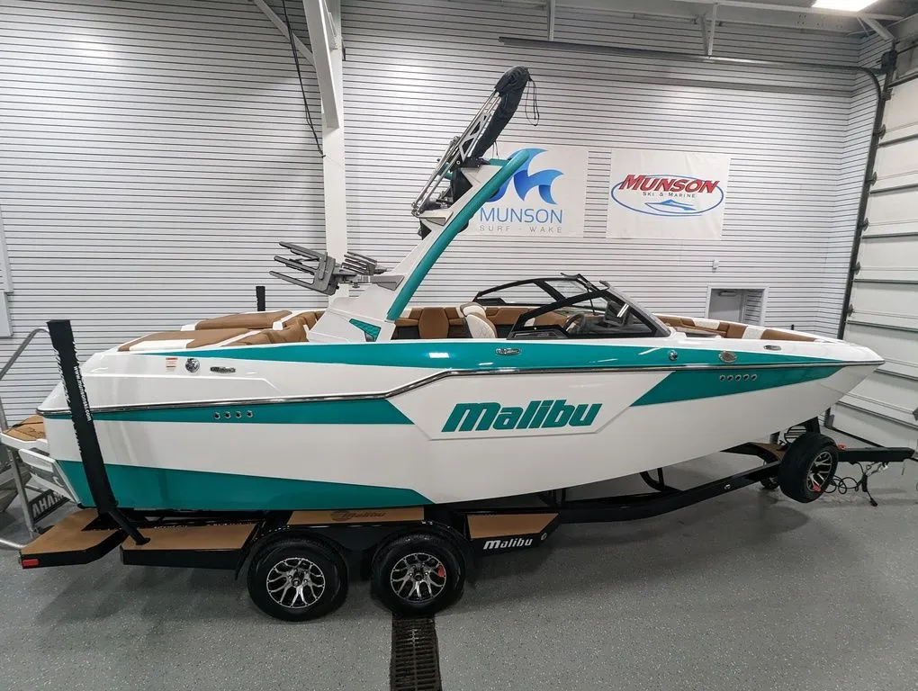 2023 Malibu Boats M220