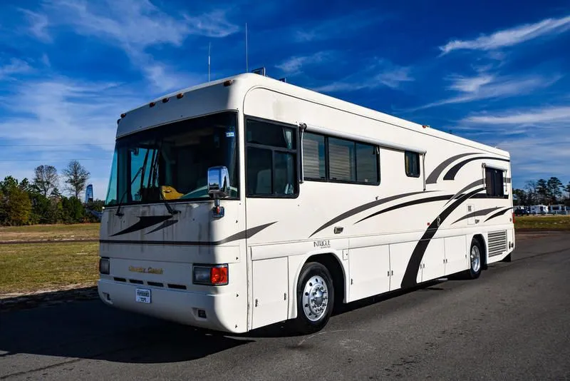 1999 Country Coach Intrigue 36'