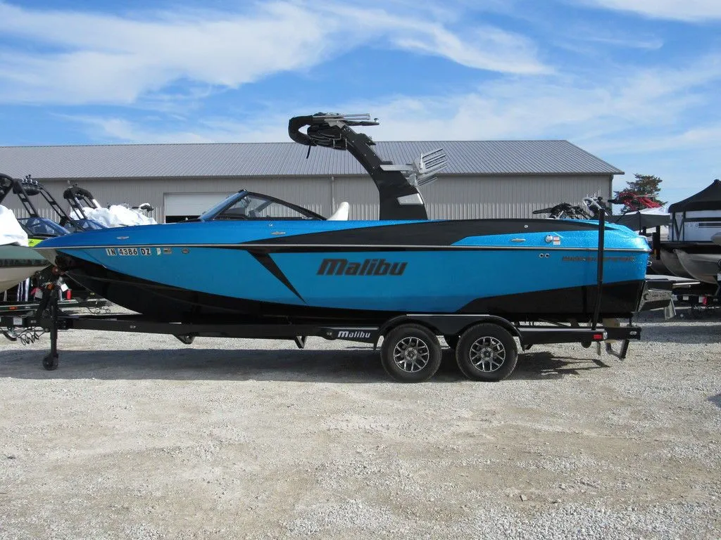 2017 Malibu Boats 25 LSV