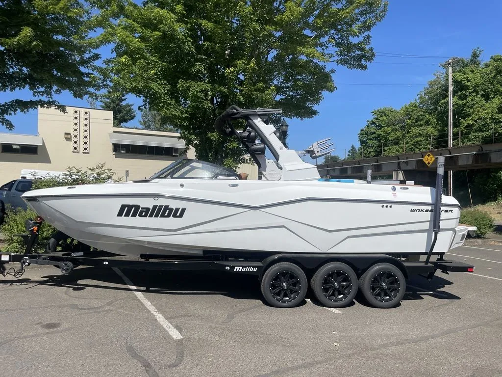 2023 Malibu Boats 25 LSV in Redmond, OR