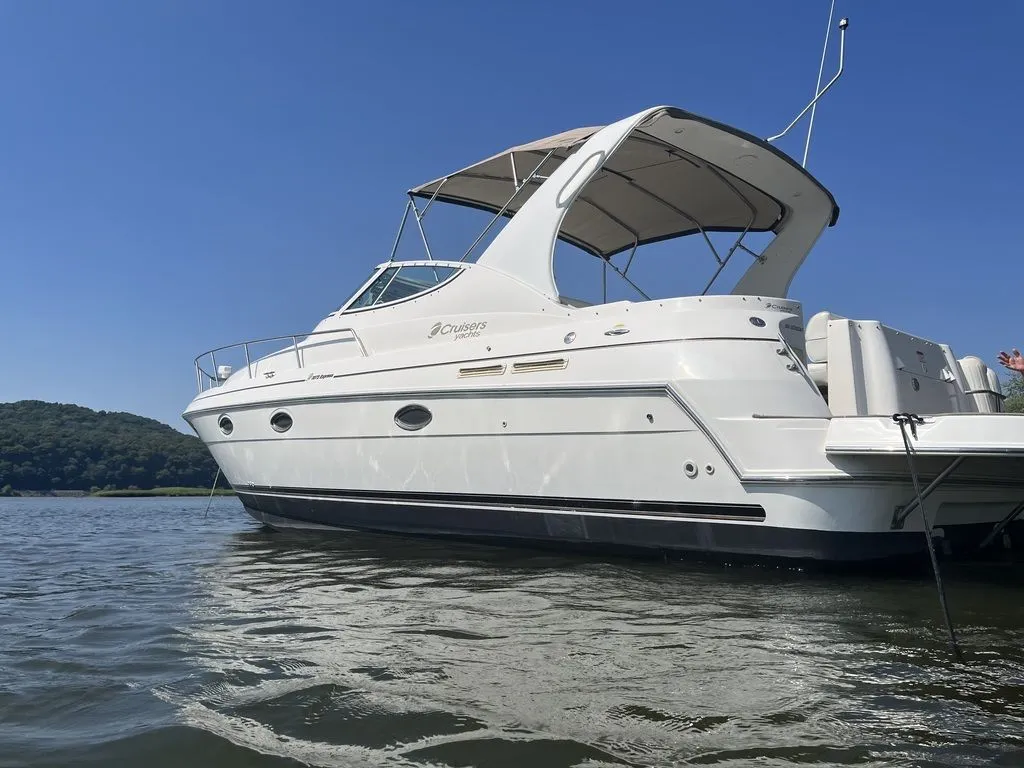 2003 Cruisers Yacht 3372 Express in Dubuque, IA