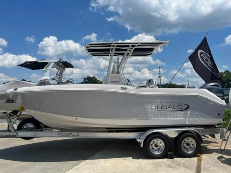 2023 Robalo R200