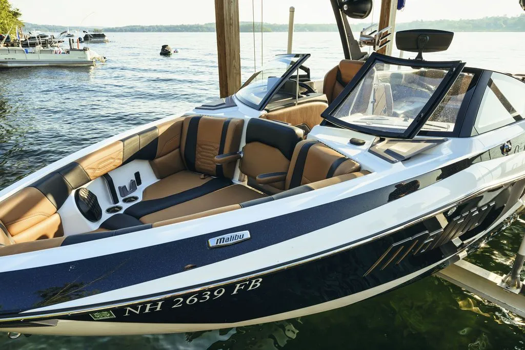2022 Malibu Boats 25 LSV