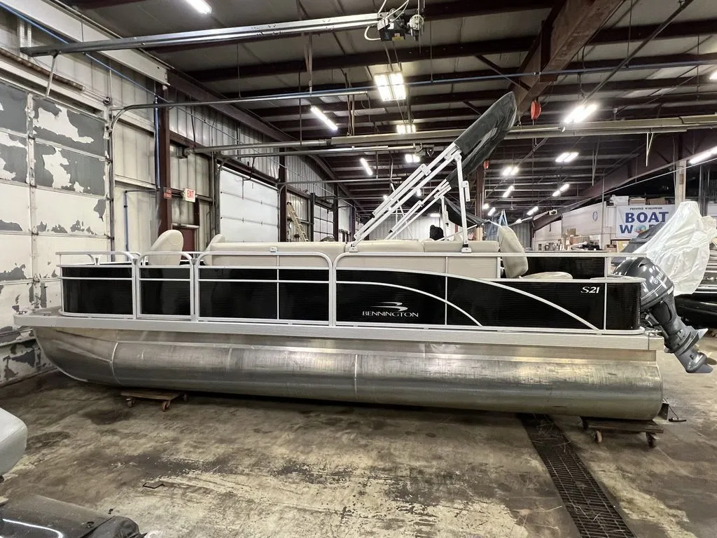 2018 Bennington 21SF Pontoon with 50HP Yamaha Fourstroke EFI