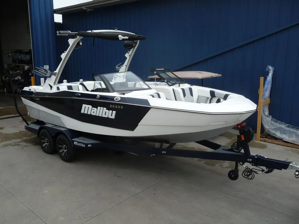 2024 Malibu Boats 21 LX