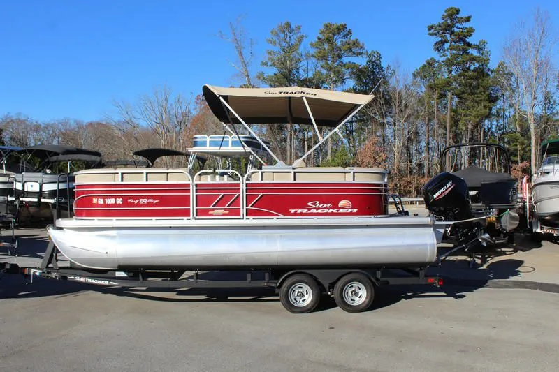 2023 Tracker Boats 20 DLX Party Barge