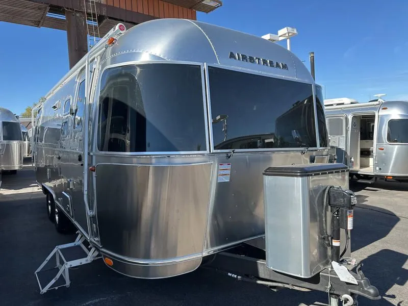 2023 Airstream Flying Cloud 25RBQ Queen