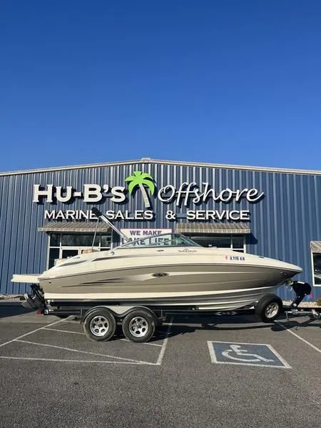 2011 SeaRay 220 Sundeck