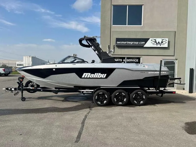 2021 Malibu Boats Wakesetter 25 LSV in Calgary, AB