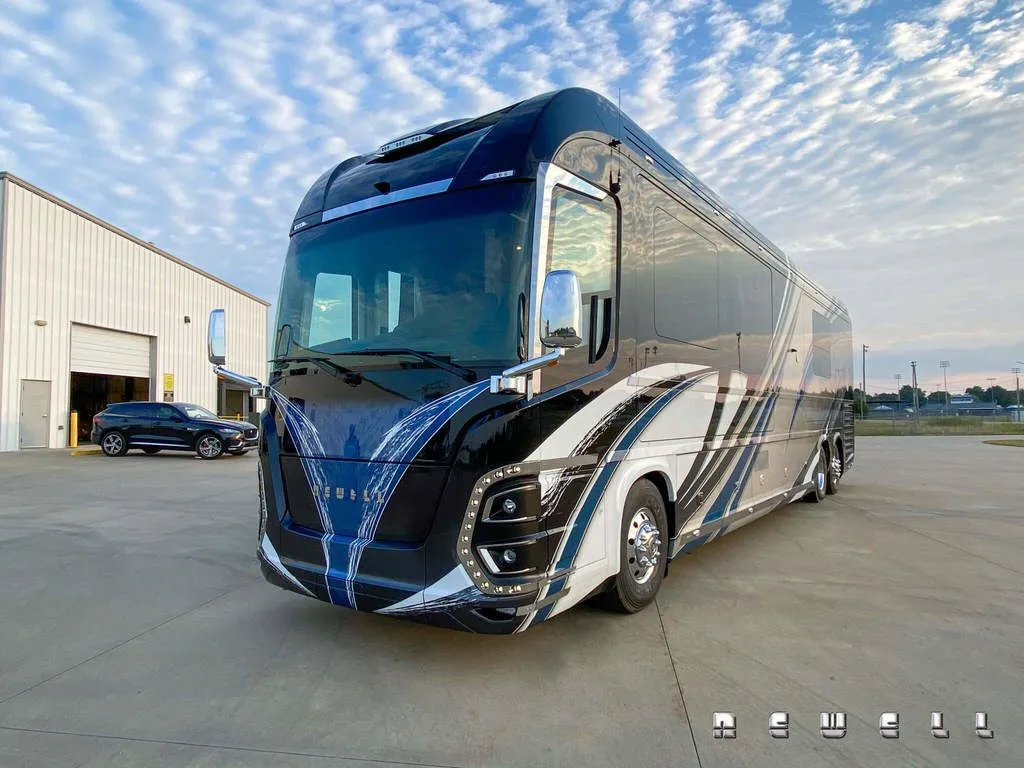 2022 Newell Coach p50 Quad Slide Bath and a half