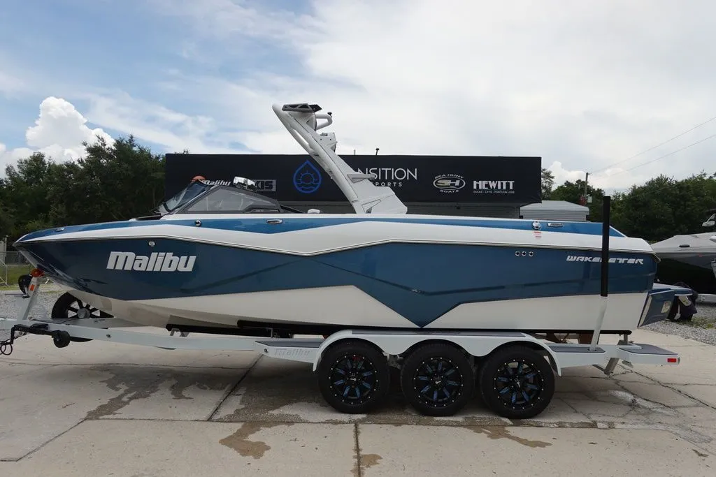 2022 Malibu Boats 25 LSV