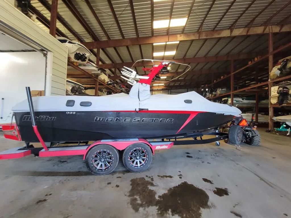 2016 Malibu Boats 25 LSV