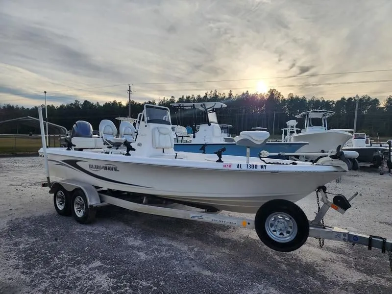 2017 Blue Wave Boats 2200 Pure Bay