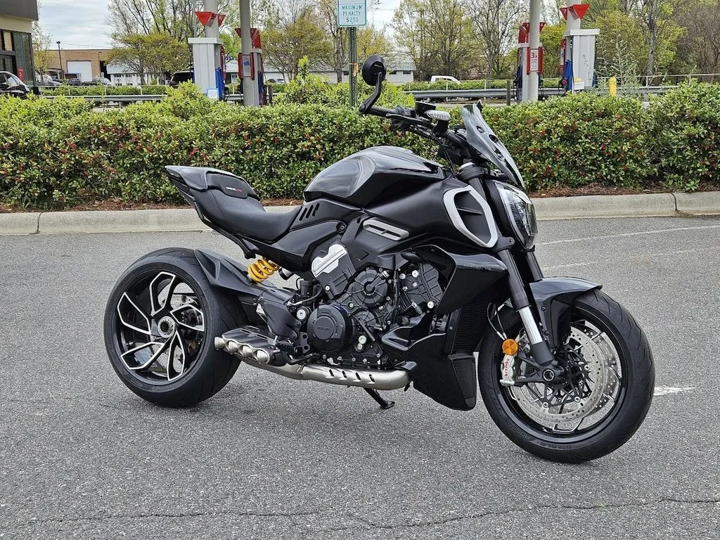 2023 Ducati Diavel V4 Thrilling Black