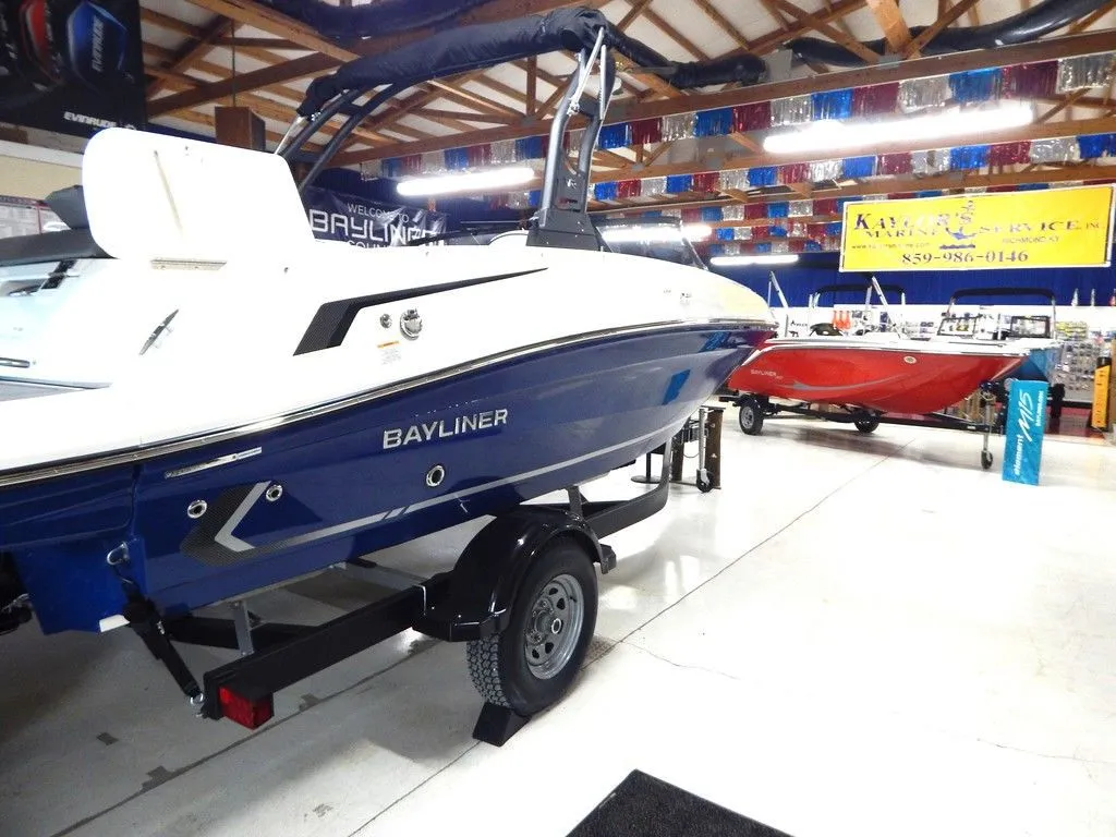 2024 Bayliner VR5 Bowrider