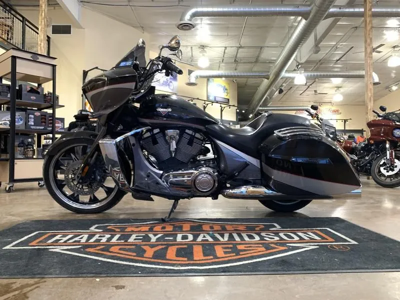 2016 Victory Motorcycles Magnum Black Crystal over Super Steel Gray