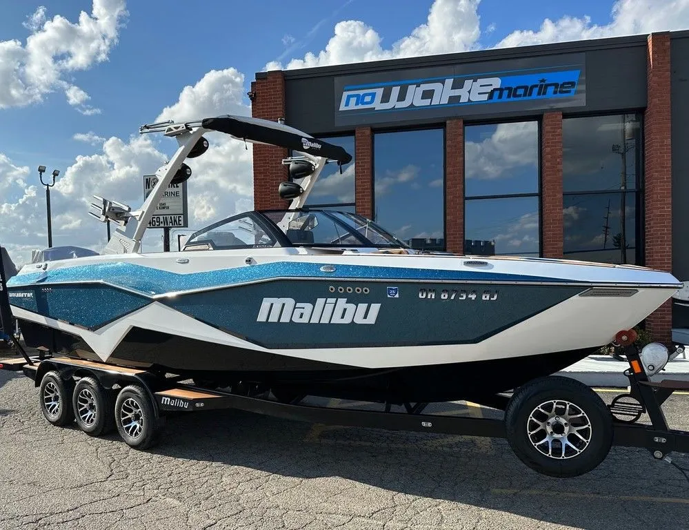 2022 Malibu Boats 25 LSV