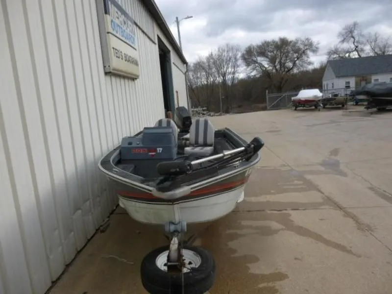 1989 Tracker Boats Pro Deep V 17 SC