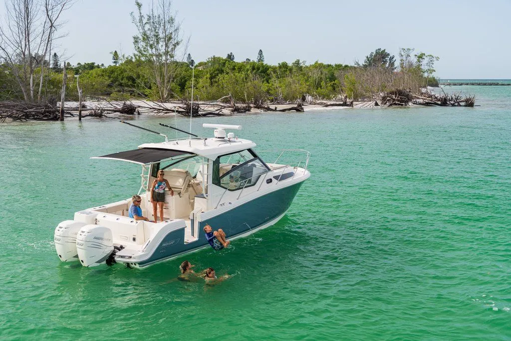 2023 Boston Whaler 325 Conquest