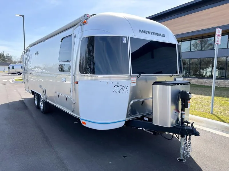 2024 Airstream Flying Cloud 27FB twin