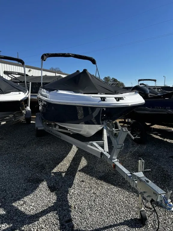 2023 Hurricane SunDeck Sport 205 IO