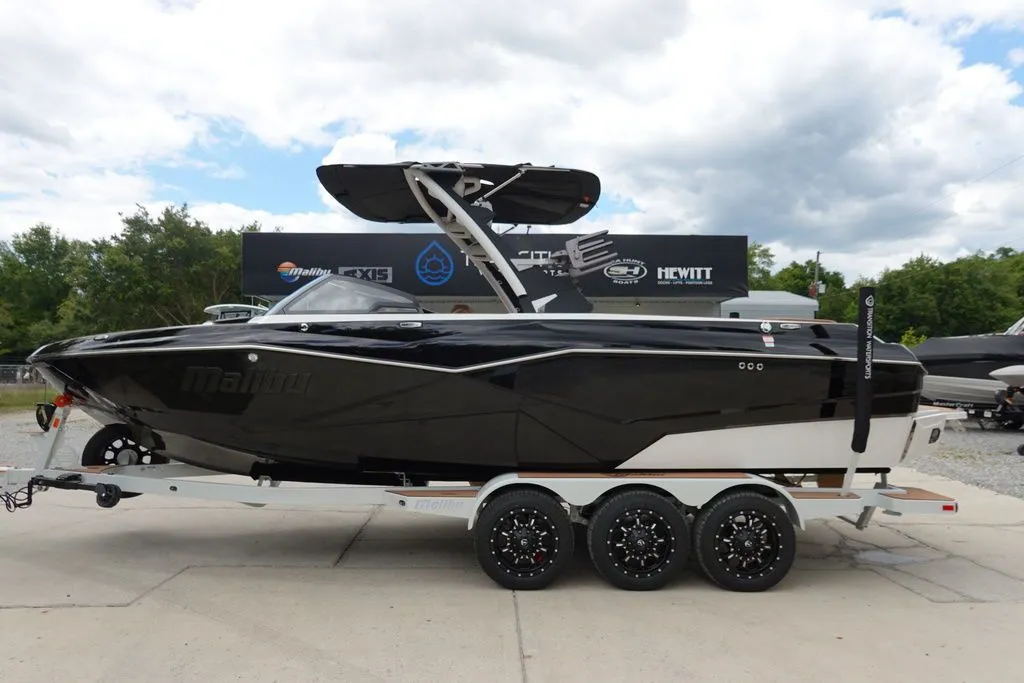 2022 Malibu Boats 25 LSV