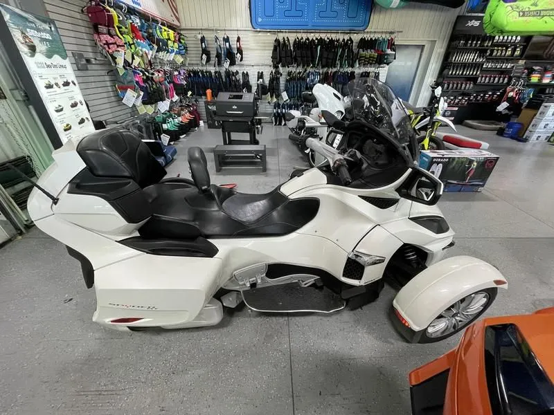 2017 Can-Am Spyder RT 6-Speed Semi-Automatic (SE6)