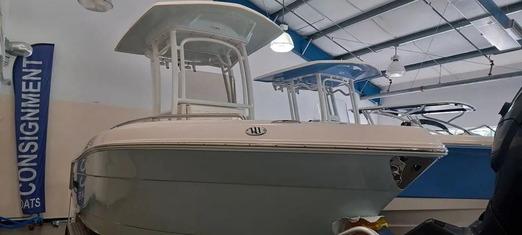 2023 Robalo R222