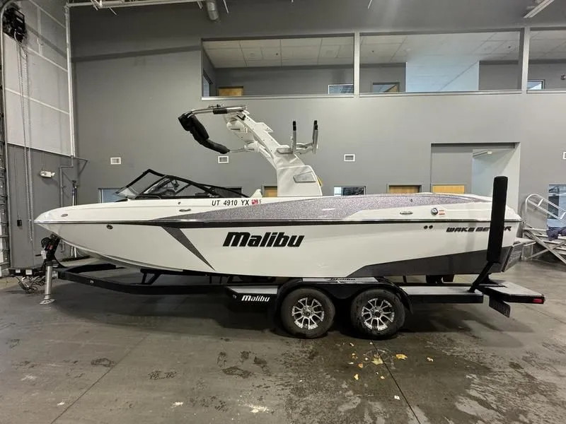 2017 Malibu Boats 25 LSV