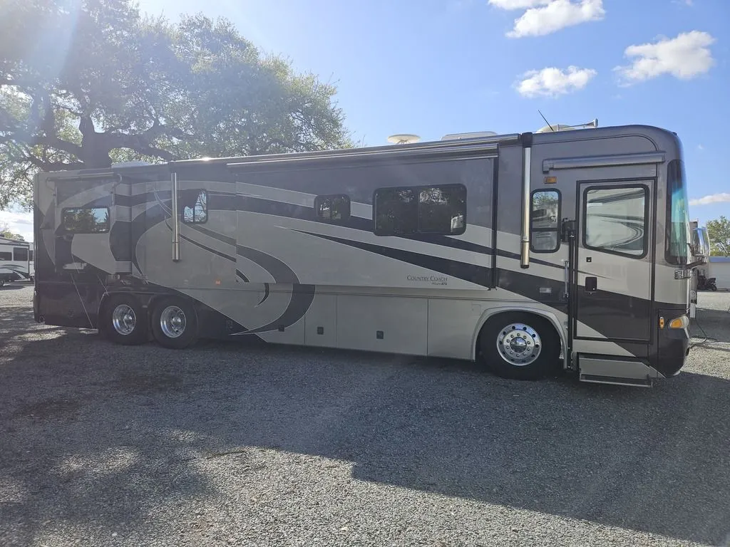 2005 Country Coach Allure 470