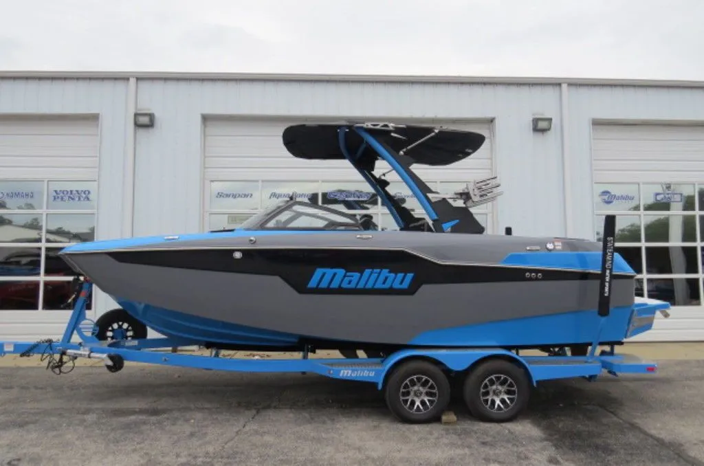 2023 Malibu Boats M220