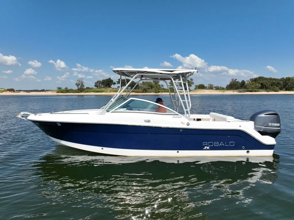 2014 Robalo R247 in Lewisville, TX