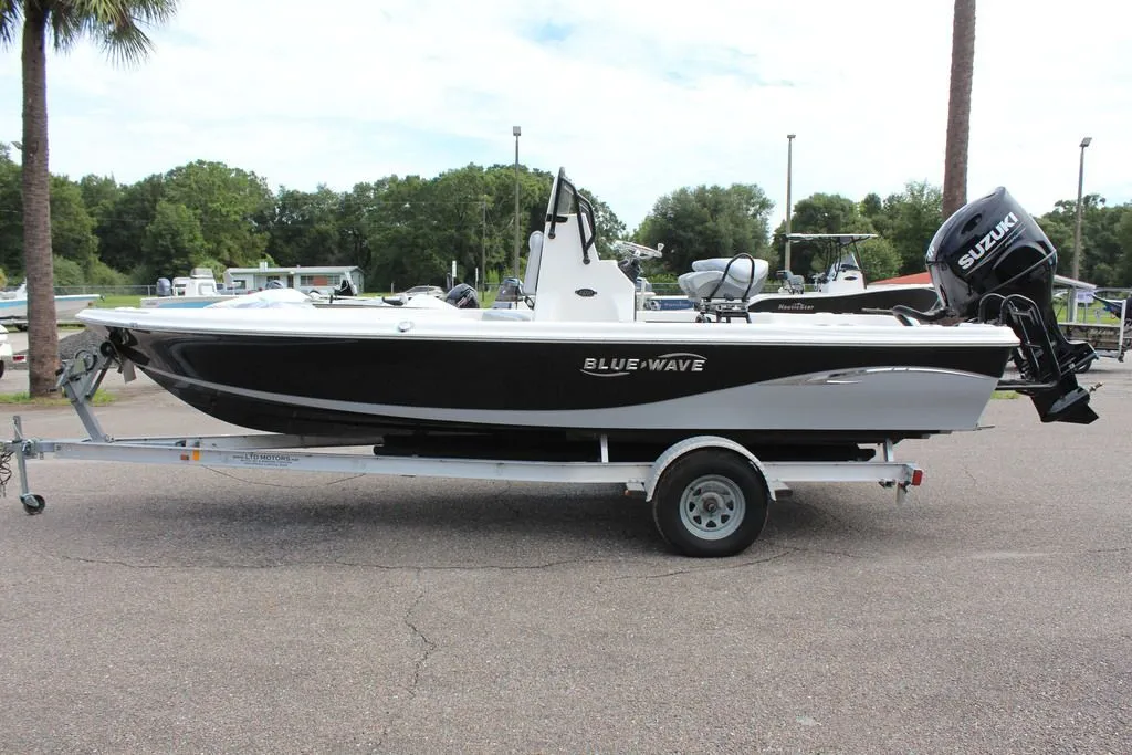 2023 Blue Wave Boats 2200 Pure Bay