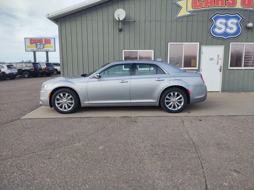 2018 Chrysler 300 Limited All Wheel Drive! Loaded, V6, new tires, new brakes and rotors!