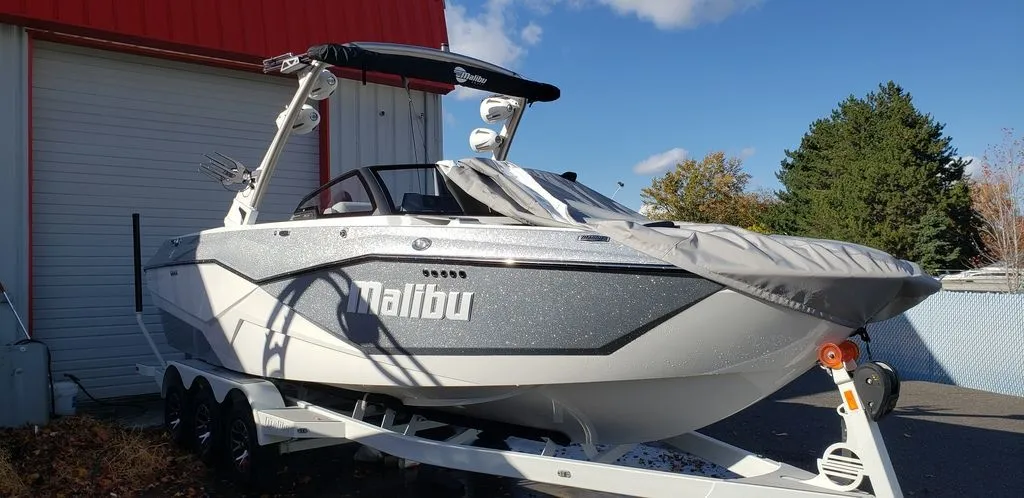 2023 Malibu Boats 25 LSV