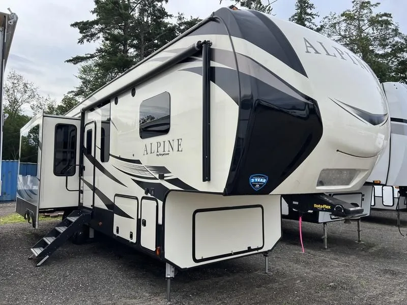 2018 Keystone RV  Alpine 3401RS 5th Wheel w/King Bed