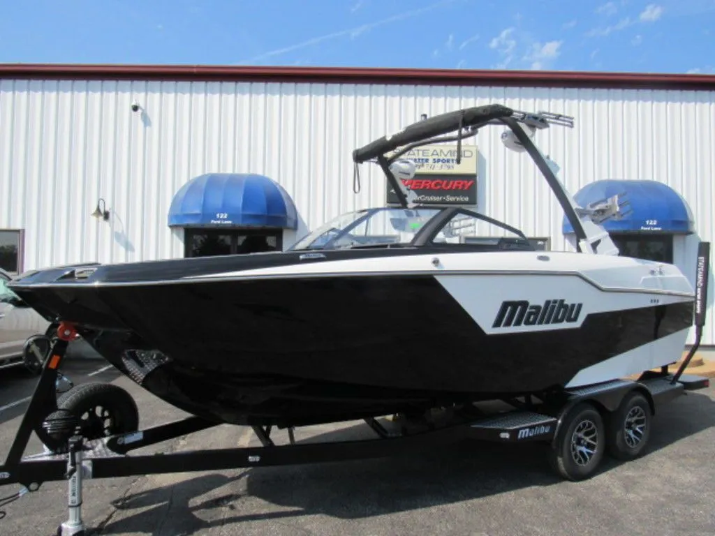 2022 Malibu Boats M220