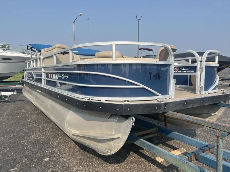 2019 Tracker Boats SUN CATCHER in Mandan, ND