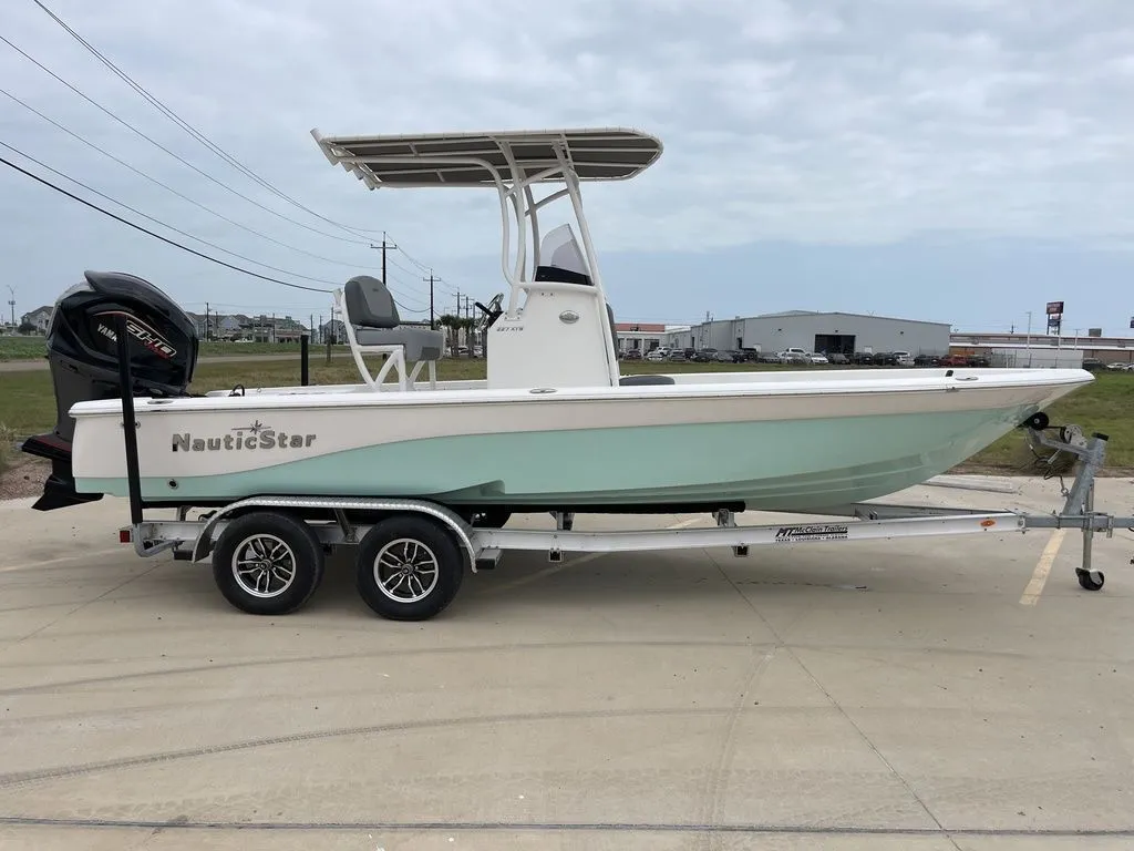 2023 NauticStar 227 BAY