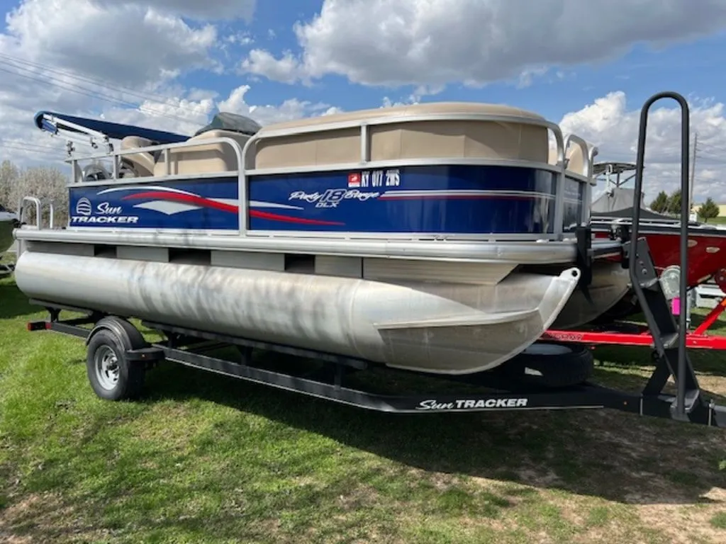 2017 Sun Tracker PARTY BARGE 18 DLX